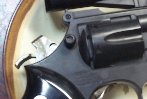 GUN403A.JPG - 118,018BYTES